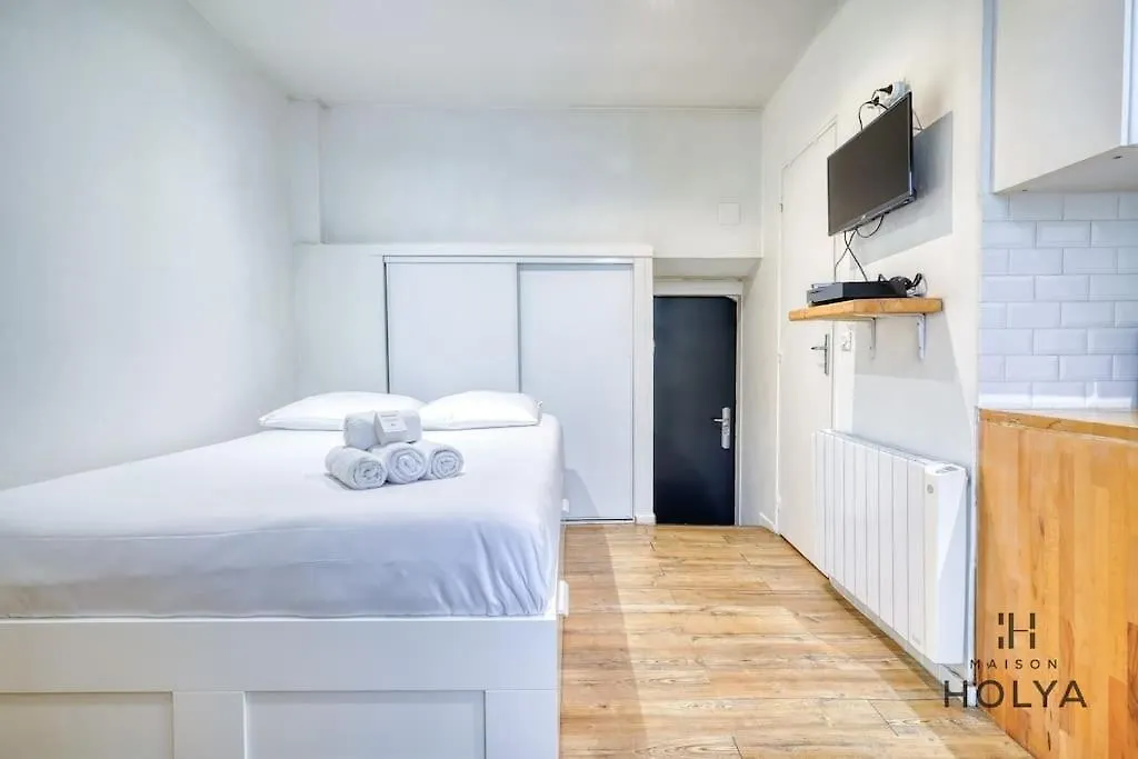 Le Studieux - A Oberkampf - 82B Paris 0*,  Fransa